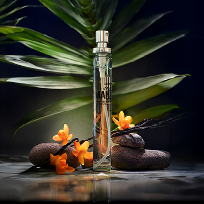 immagine del prodotto dello spray tessuti su sfondo scuro con piante e fiori arancioni 